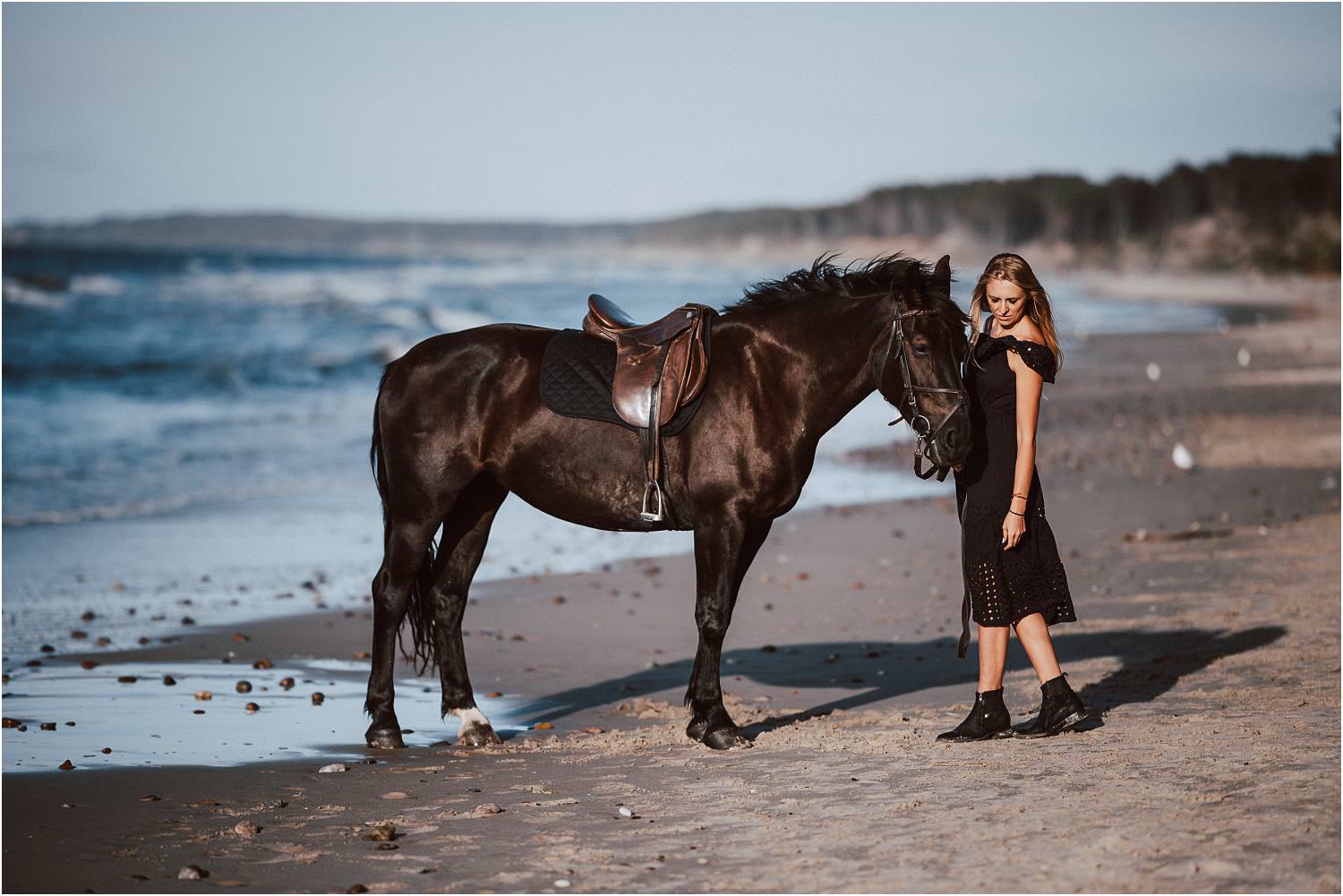 sesja zdjęciowa z koniem nad morzem